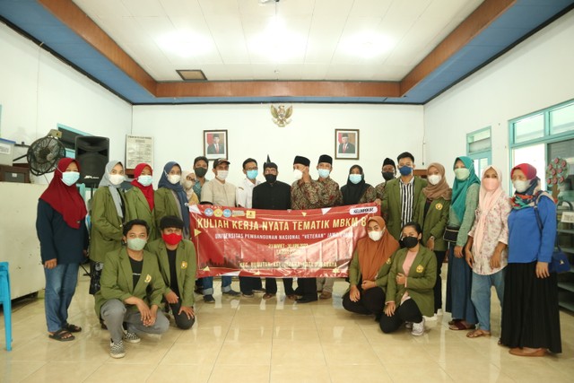Foto Mahasiswa UPN "Veteran" Jawa Timur dengan perwakilan dari Kecamatan Bubutan, Lurah RW 4 & 5, serta warga Kelurahan RW 4 & 5 pada acara pembukaan KKNT (23/03/2022). [Dokumen pribadi kelompok 84]Pembukaan kegiatan KKNT turut dihadiri oleh perwakilan dari Kecamatan Bubutan, Lurah Purwodadi 1 & Lurah Dupak Baru 2, dan warga sekitar Kelurahan. Acara pembukaan KKNT diawali dengan menyanyikan lagu Indonesia Raya serta berdoa. Acara juga berjalan dengan khidmat dan lancar. 