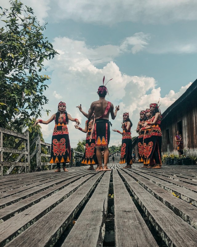 Foto masyarakat di Kalimantan. Foto oleh Yusuf Zidan Nasution dari Pexels