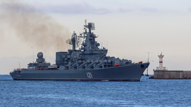 Kapal penjelajah rudal berpemandu Angkatan Laut Rusia, Moskva, berlayar kembali ke pelabuhan setelah melacak kapal perang NATO di Laut Hitam, di pelabuhan Sevastopol, Krimea, 16 November 2021. Foto: Alexey Pavlisha/REUTERS