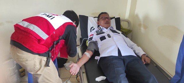 Ka. Kanwil Kemenkumham Sulbar Melakukan Donor Darah Dibantu Oleh PMI Pasangkayu. Rutan Pasangkayu/dok (24/03)