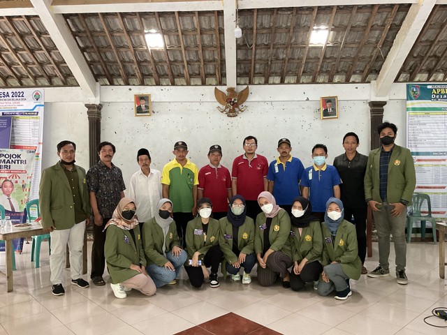 Foto Bersama Mahasiswa KKN Tematik Kelompok 93 UPNVJT dengan Perangkat Desa, Kepala Dusun, Ketua Karang Taruna, dan Tokoh Masyarakat Desa Jarak.