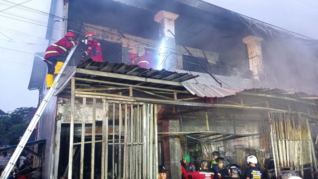 Ruko penjual bensin eceran di Kota Samarinda, Kalimantan Timur, terbakar usai tertabrak mobil, Minggu (17/4). Foto: Dok. Istimewa