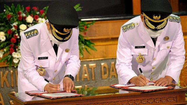 Gibran Rakabuming Raka menandatangani berita acara pelantikan di gedung DPRD Kota Solo. FOTO: Dok Humas Pemkot Solo