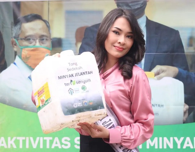 Finalis Putri Indonesia Dorong Ibu-ibu Sedekah Minyak Jelantah. Foto: Dok. Rumah Sosial Kutub