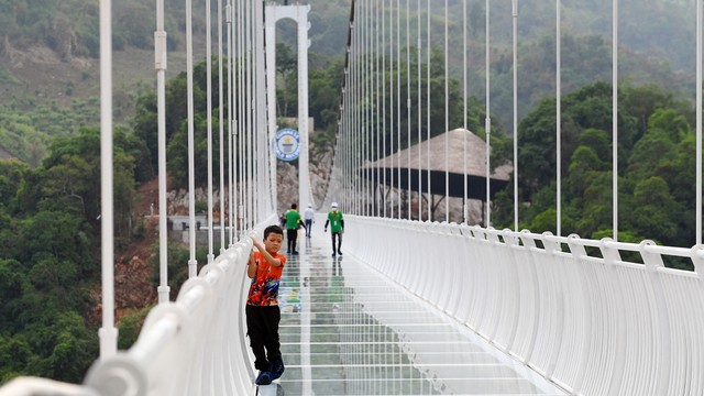 Foto: Jembatan Kaca Sepanjang 632 Meter Dibuka di Vietnam (22260)