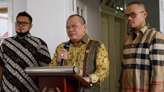 Ketua DPD, La Nyalla Mattalitti saat memberi sambutan pembukaan didampingi oleh kedua founder WardhanaWiwoho and Partners. Foto: Istimewa