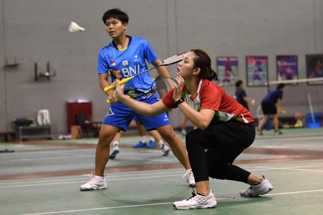 pebulu tangkis Ribka Sugiarto (kanan) dan Siti Fadia Silva Ramadhanti (kiri) berlatih dalam Pemusatan Latihan Nasional (Pelatnas) SEA Games di Pelatnas PBSI, Cipayung, Jakarta, Selasa (19/4/2022). Foto: Aditya Pradana Putra/ANTARA FOTO