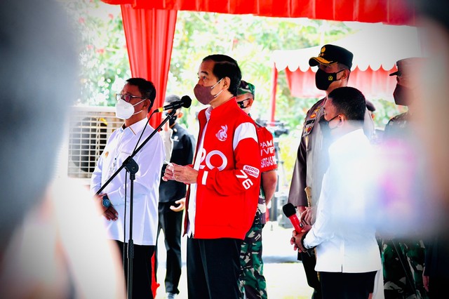 Presiden Joko Widodo tinjau vaksinasi anak lansia umum di Palu. Foto: Laily Rachev - Biro Pers Sekretariat Presiden