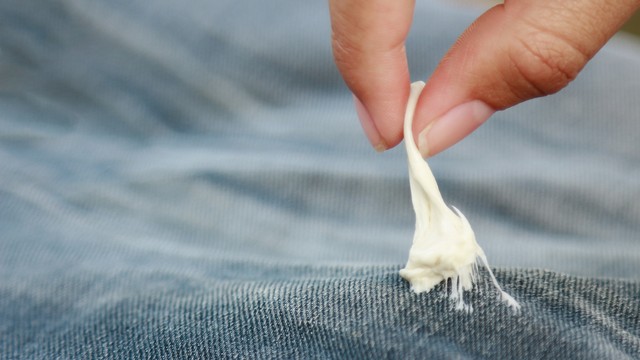 Ilustrasi noda permen karet di baju. Foto: Fecundap stock/Shutterstock
