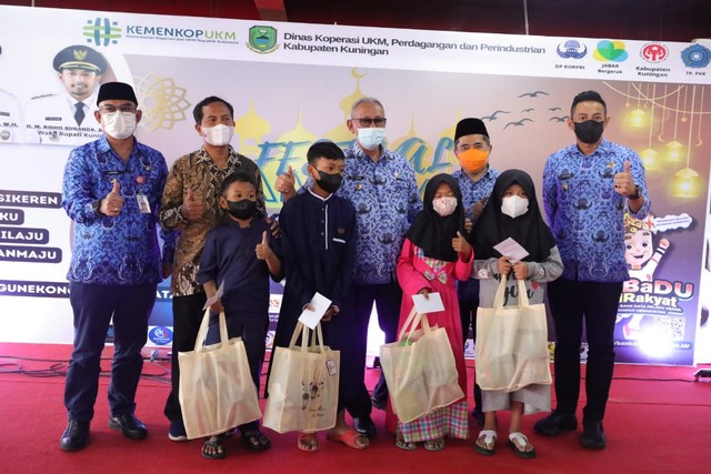 Diskopdagperin Kabupaten Kuningan, Jawa Barat, menggelar Festival Ramadhan dan Bazar UMKM di kawasan Tamkot Kuningan. (Andri)