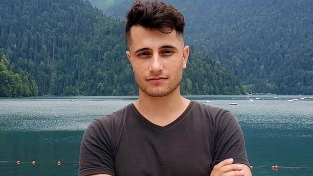 Kamran Manafly kehilangan pekerjaannya sebagai guru gara-gara sebuah unggahan anti-Rusia di Instagram.