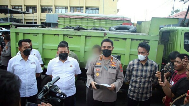 Jumpa pers yang digelar Polda Sulawesi Utara terkait penangkapan pelaku penimbunan solar bersubsidi di Kota Manado.