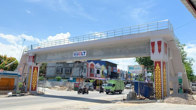 Proyek pembangunan jembatan penyeberangan orang (JPO) di Kolong, Karimun. Foto: Istimewa