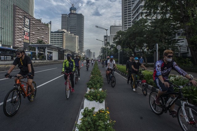 Sejumlah warga bersepeda melintasi kawasan Jalan Jenderal Sudirman, Jakarta, Minggu (20/2/2022) pagi.  Foto: Aprillio Akbar/ANTARA FOTO