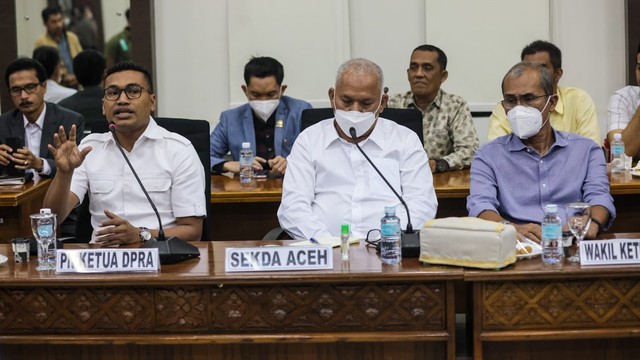 Sekda Aceh Taqwallah (tengah) mengikuti rapat koordinasi bersama DPRA terkait program Jaminan Kesehatan Aceh (JKA) di Ruang Serbaguna DPRA, Rabu (23/3) malam. Foto: Abdul Hadi/acehkini