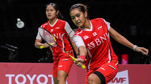 Pebulu tangkis ganda putri Indonesia Nita Violina Marwah (kanan) dan Lanny Tria Mayasari saat melawan pebulu tangkis ganda putri Prancis Flavie Vallet dan Emilie Vercelot di partai keempat Grup A Piala Uber 2022, Minggu (8/5/2022). Foto: M Risyal Hidayat/ANTARA FOTO