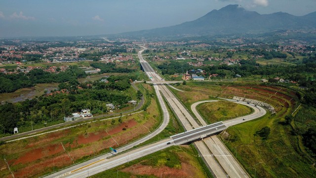 Foto udara batas ruas Jalan Tol Cileunyi-Sumedang-Dawuan (Cisumdawu) Seksi I dan Seksi II di Pamulihan, Kabupaten Sumedang, Jawa Barat, Sabtu (16/4/2022). Foto: Raisan Al Farisi/Antara Foto