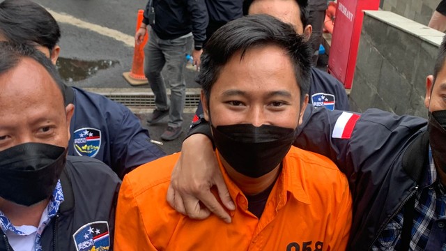 Doni Salmanan mengenakan baju tahanan saat dihadirkan dalam konferensi pers di Bareskrim Polri, Jakarta, Selasa (15/3/2022). Foto: Nugroho GN/kumparan