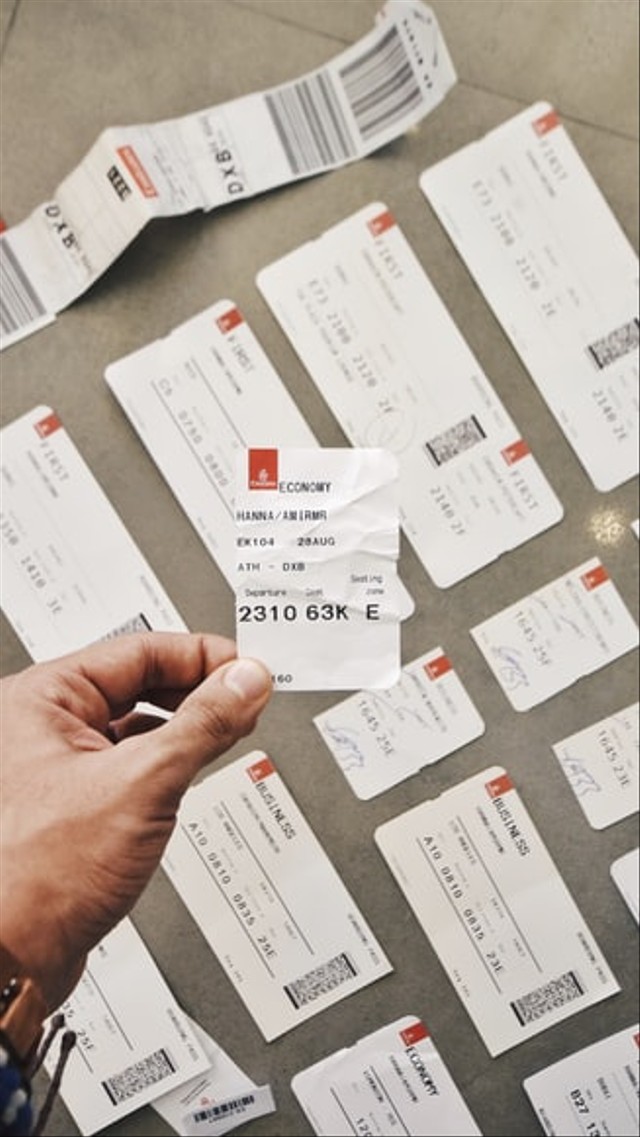Cara Pesan Tiket Pesawat Online, https://unsplash.com/@amirhanna