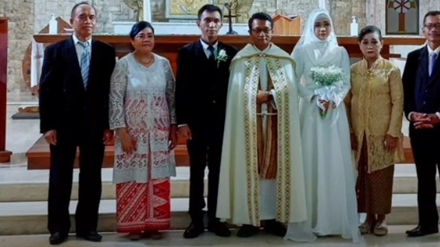 Tangkapan layar pernikahan beda agama di Kota Semarang. Foto: TikTok/@sacha_alya