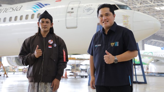 Menteri BUMN Erick Thohir bertemu dengan pembuat miniatur pesawat Garuda Indonesia, Gus Humaidi, di Bandara Soekarno-Hatta, Selasa (15/2/2022). Foto: Kementerian BUMN