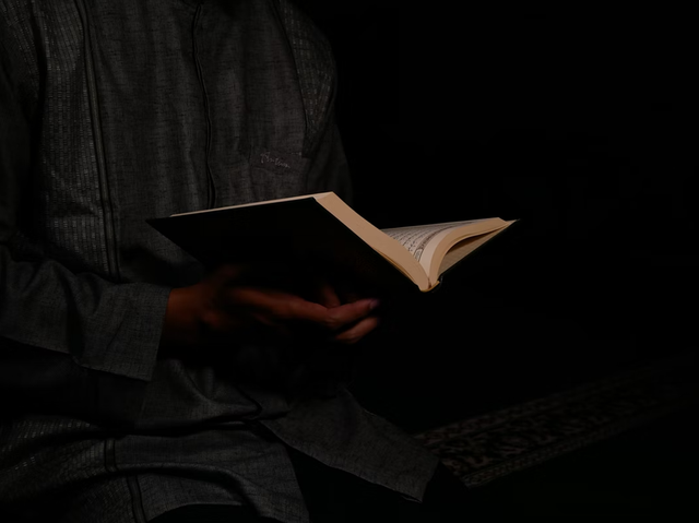 Ilustrasi laki-laki membaca Alquran juz ke-20. Foto: unsplash.com/masjidmpd