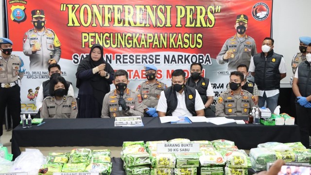 Polisi mengungkap peredaran peredaran 58 kg sabu di Kota Medan, di Mapolrestabes Medan, Jumat (25/3/2022). Foto: Dok. Istimewa