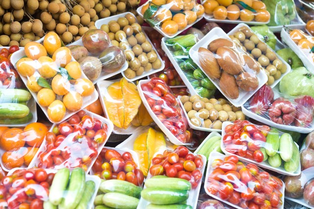 Ilustrasi buah di supermarket yang terbungkus plastik cling wrap. Foto: Arctic ice/Shutterstock