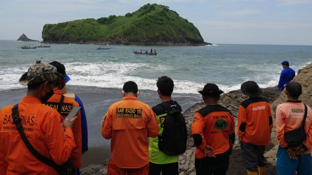 Tim SAR gabungan melakukan pencarian korban terseret arus di Pantai Payangan, Desa Sumberejo, Ambulu, Jember, Jawa Timur, Minggu (13/2/2022). Foto: Wahyu/ANTARA FOTO