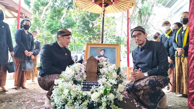 GPH Paundrakarna Sukmaputra Jiwanegara (kiri) dan adiknya, GPH Bhre Cakrahutomo Wira Sudjiwo, di makam Mangkunegara IX. FOTO: Dok Istimewa 