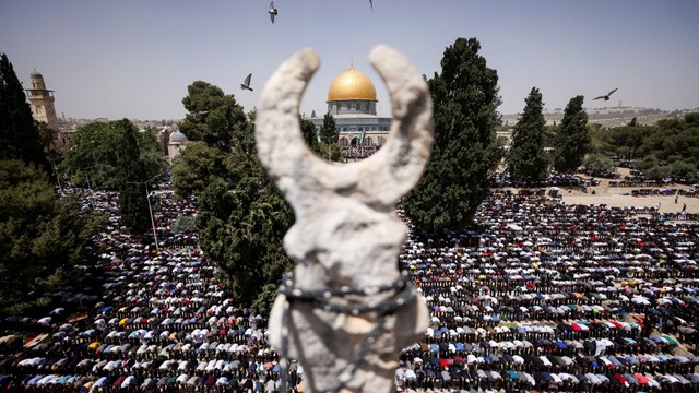 Umat Muslim beribadah pada Jumat terakhir Ramadhan di depan Dome of The Rock (Kubah Batu), di kompleks Masjid Al-Aqsa di Kota Tua Yerusalem, Jumat (29/4/2022). Foto: Ammar Awad/REUTERS