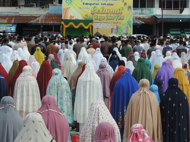 Tinjau Pelaksanaan Salat Idul Fitri, Bupati Sekadau: Antusias Warga Luar Biasa (37777)