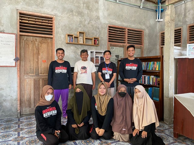 Foto bersama setelah pengadaan perpustakaan. (Sumber : PDD KKN MH 005 UMY).