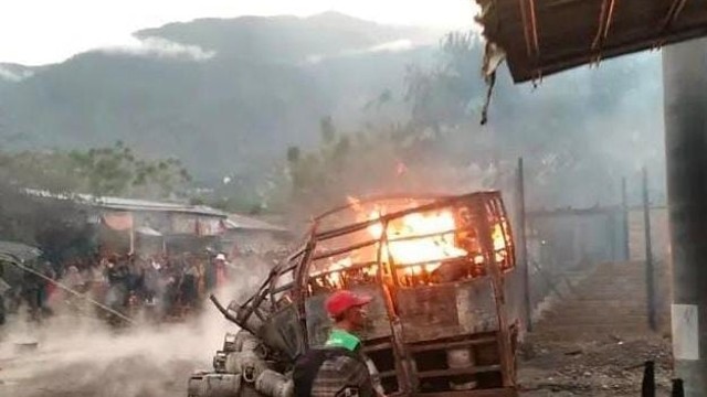 Kondisi mobil pengangkut tabung gas 12 Kg yang terbakar di Jalan Manggis, Kelurahan Balaroa, Kecamatan Palu Barat, Sabtu (23/4). Foto: Istimewa