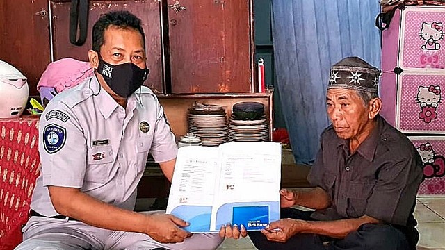 Perwakilan Jasa Raharja memberikan santunan ke anak kembar yang ditabrak moge. Foto: Dok. Jasa Raharja
