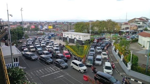 Kondisi lalu lintas di Simpang Kleringan Yogyakarta yang merupakan pintu masuk Jalan Malioboro tampak padat, Sabtu (7/5/2022). Foto: Arfiansyah Panji Purnandaru/kumparan