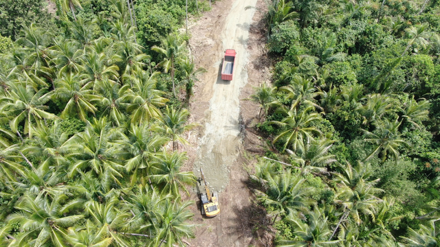 PT Indonesia Weda Bay Industrial Park (IWIP) membangun jalan di desa-desa lingkar industri. Foto: Istimewa