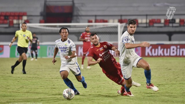 Pertandingan Liga 1 antara Persija melawan Persib di Stadion Kapten I Wayan Dipta Gianyar Bali, Selasa (1/3/2022). Foto: ligaindonesiabaru.com