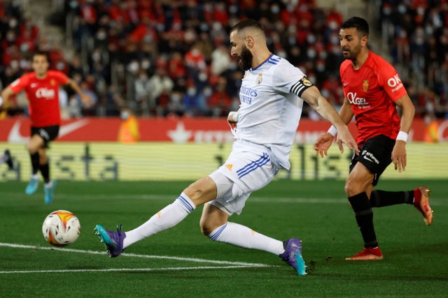 Pemain Real Madrid Karim Benzema menendang bola ke arah gawang Mallorca pada pertandingan lanjutan Liga Spanyol di Stadion Iberostar, Spanyol.  Foto: Juan Medina/REUTERS