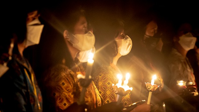 Umat Katolik mengikuti Misa Vigili Paskah atau malam tirakatan kebangkitan kristus di Gereja Katedral, Jakarta, Sabtu (16/4/2022). Foto: Muhammad Adimaja/ANTARA FOTO