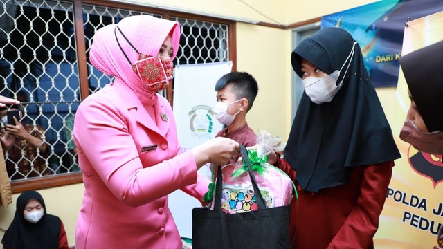 Bhayangkari Polda Jabar Bagikan Ratusan Paket Sembako Ke Panti Asuhan ...