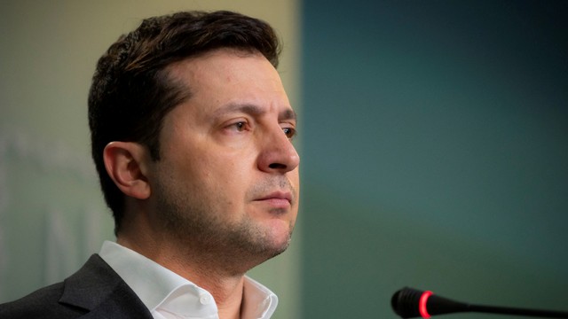 Presiden Ukraina Volodymyr Zelenskiy membuat pernyataan di Kyiv, Ukraina, Kamis (24/2/2022). Foto: Ukrainian Presidential Press Service/Handout via REUTERS