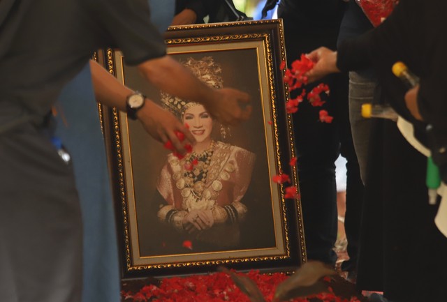 Sejumlah keluarga dan kerabat saat mengantarkan proses pemakaman artis Dorce Gamalama di TPU Bantar Jati, Jakarta, Rabu, (16/2). Foto: Agus Apriyanto