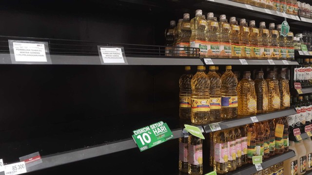 Minyak Goreng Tak Lagi Dipatok Rp 14.000/L, Segini Harganya di Sejumlah Ritel (3)