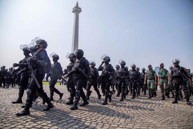 Sejumlah anggota TNI dan Polri usai mengikuti apel pasukan pengamanan demo 11 April di Monumen Nasional (Monas), Jakarta, Senin (11/4/2022). Foto: Aditia Noviansyah/kumparan