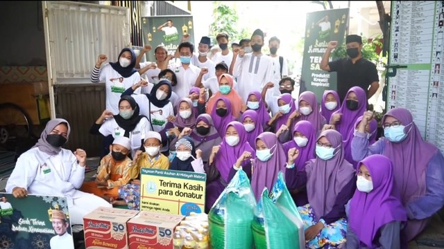 Relawan pendukung Sandiaga Uno yang tergabung dalam Teman Sandi melakukan aksi sosial hingga workshop kewirausahaan di Surabaya, Minggu (24/4). Foto: Dok. Istimewa