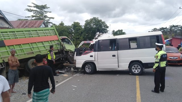 Kecelakaan mobil ambulance pengantar jenazah dengan truk di Kecamatan Malili, Kabupaten Luwu Timur, Sulsel, Minggu (20/2). Foto: Dok. Istimewa