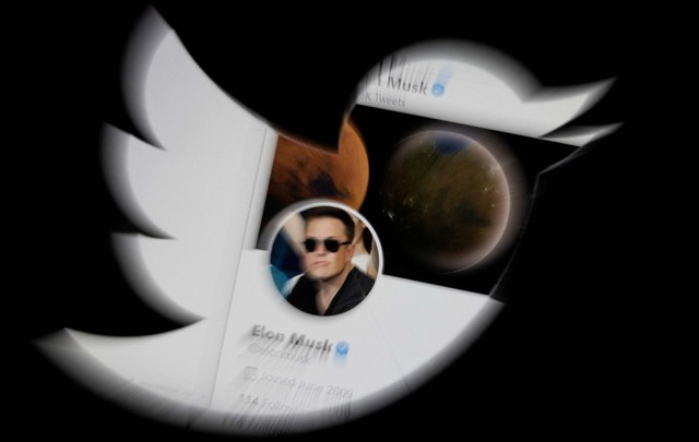 Ilustrasi akun twitter Elon Musk terlihat melalui logo Twitter. Foto: Dado Ruvic/Reuters