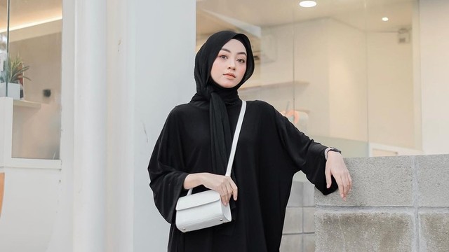 Padu padan oversized t-shirt. Foto: Instagram.com/meiraniap