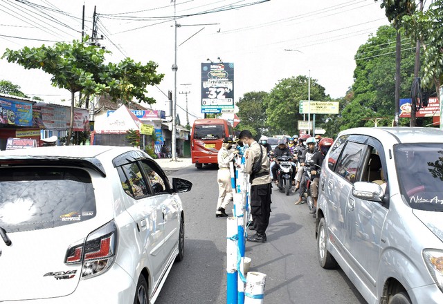 Kondisi arus lalu lintas di di Kawasan Yomani, Kecamatan Lebaksiu, Kabupaten Tegal mulai ramai, Jumat (29/4/2022). (Foto: Panji P Adhi)